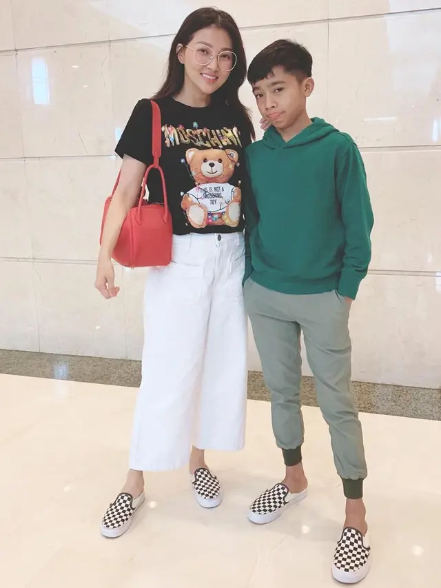 Betrand Minum ASI Sarwendah, Ini 6 Potret Kedekatannya yang Penuh Kasih Sayang