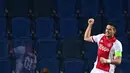 Pemain Ajax, Dusan Tadic berselebrasi usai mencetak gol ke gawang Atalanta pada pertandingan grup D Liga Champions di Stadion Gewiss di Bergamo, Italia, Selasa (27/10/2020). Atalanta bermain imbang 2-2 atas Ajax. (AFP/Miguel Medina)