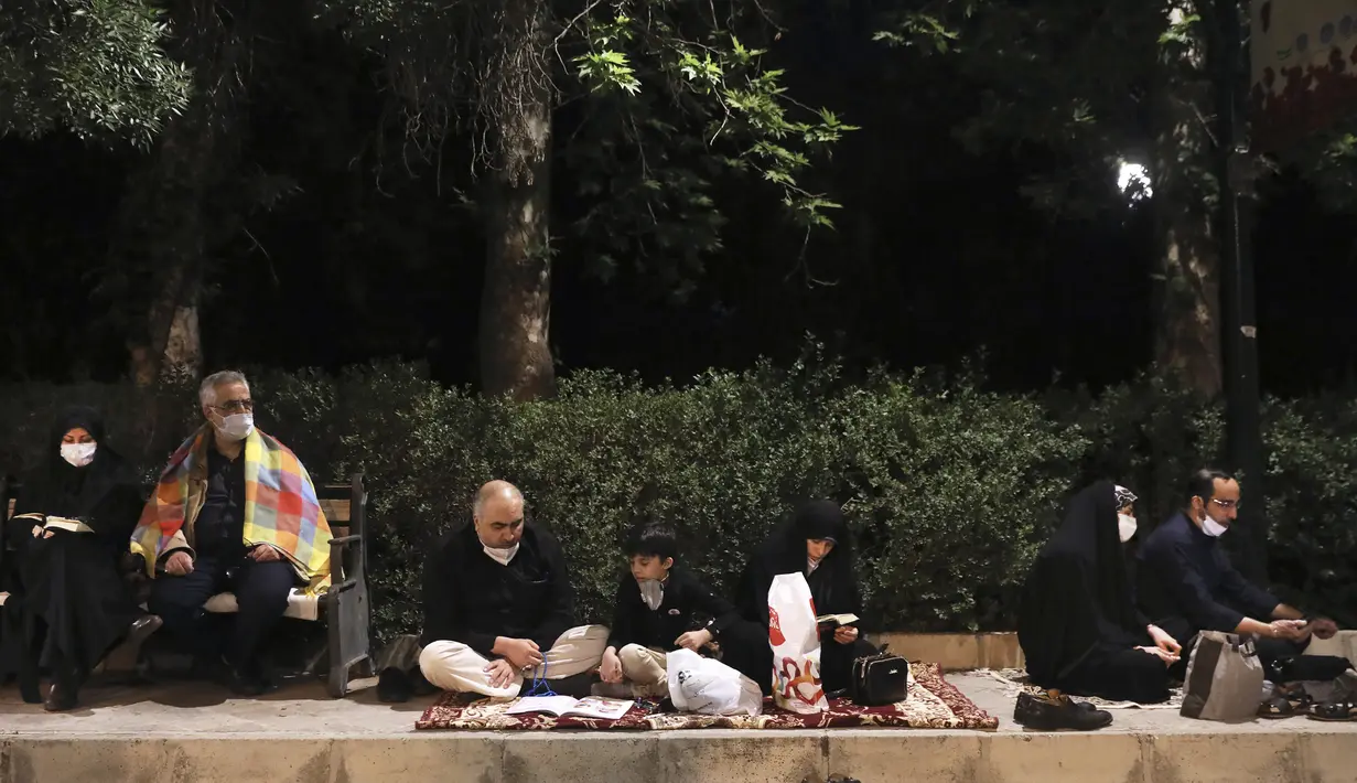 Jemaah berdoa memburu malam lailatul qadar saat Ramadan di luar Masjid Universitas Teheran, Laylat al-Qadr, Iran, Selasa (12/5/2020). Iran mengizinkan masjid dibuka kembali, namun dengan memperhatikan prosedur kesehatan dan sosial untuk mencegah penyebaran COVID-19. (AP Photo/Vahid Salemi)