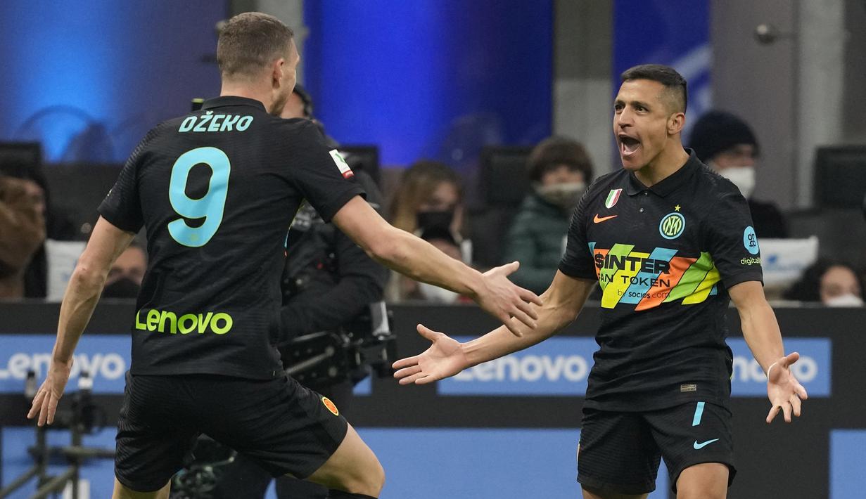 Inter menggandakan keunggulannya pada menit ke-68 lewat tendangan terukur Alexis Sanchez yang berhasil menjebol gawang AS Roma. (AP Photo/Antonio Calanni)