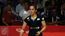 Pebulutangkis India, Saina Nehwal mengambil shuttle cock saat laga melawan Carolina Marin (Spanyol) di final Total BWF World Championships 2015 di Jakarta, Minggu (16/8/2015). Saina kalah16-21. 19-21. (Liputan6.com/Helmi Fithriansyah)