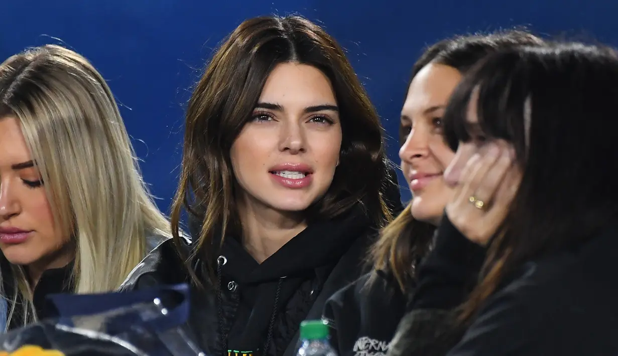 Model Kendall Jenner (kedua kiri) bersama teman-temannya saat menyaksikan pertandingan Los Angeles Rams dan Baltimore Ravens di Los Angeles Memorial Coliseum di Los Angeles, California (25/11/2019). (Jayne Kamin-Oncea/Getty Images/AFP)