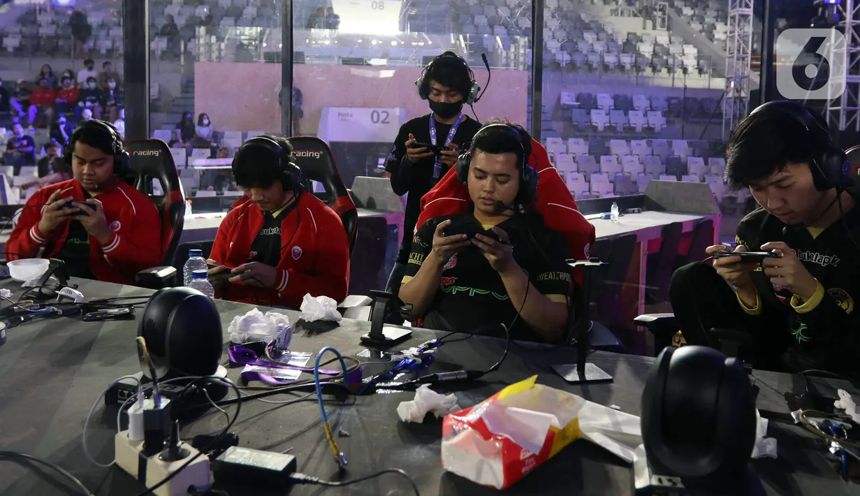 Tim Esports Ion Beta bertanding melawan Bigetron Alpha pada babak final cabang game Mobile Legends Piala Presiden Esports 2022 di Istora Senayan, Jakarta, Minggu (13/11/2022). Bigetron Alpha berhasil menjadi juara satu usai mengalahkan Ion Beta dengan skor 3-0. (Liputan6.com/Herman Zakharia)