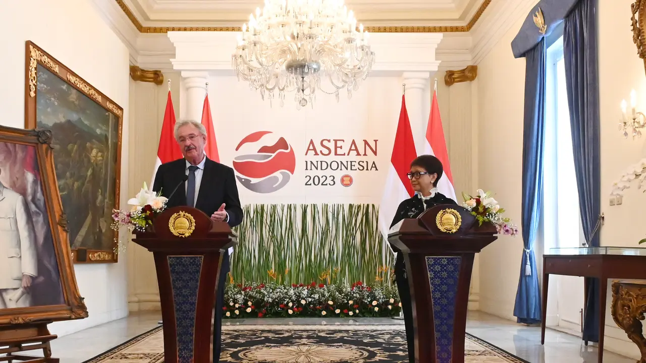 Menteri Luar Negeri (Menlu) Luksemburg Jean Asselborn (kiri) dan Menlu RI Retno Marsudi (kanan) dalam joint press statement usai melakukan pertemuan bilateral di Gedung Pancasila Kementerian Luar Negeri RI, Kamis (25/5/2023).