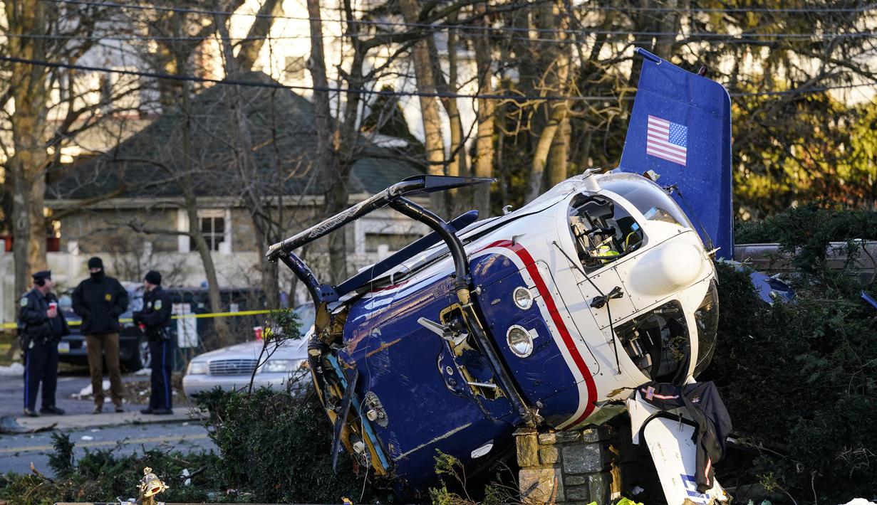 Helikopter medis yang jatuh di dekat Gereja Drexel Hill United Methodist Church di Drexel Hill, Philadelphia, Pennsylvania, AS (11/1/2022). Helikopter medis yang akan menuju keluar negara AS terjatuh di dekat gereja. (AP Photo/Matt Rourke)