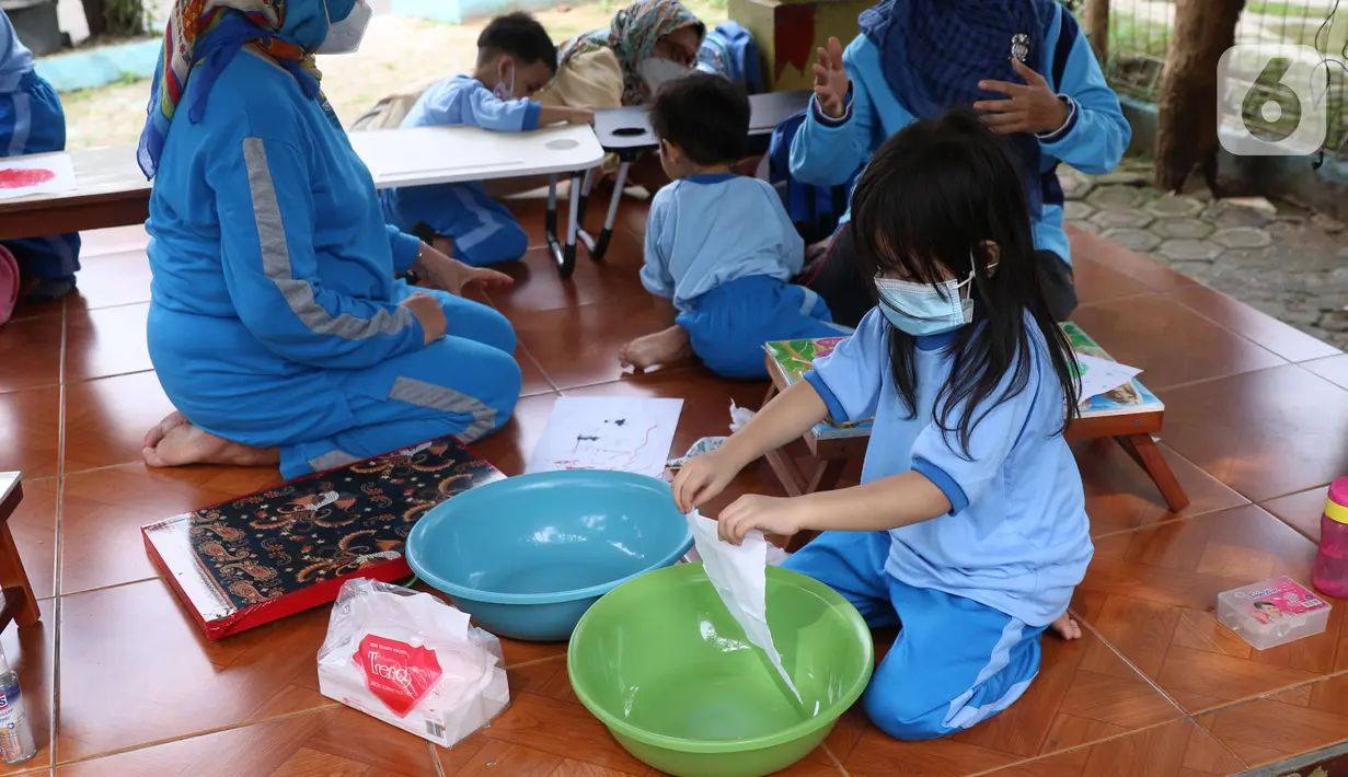 Murid Pendidikan Anak Usia Dini (PAUD) Anyelir Karang Tengah mengikuti kegiatan belajar di luar ruangan di kota Tangerang, Kamis (18/11/2021). Mereka tidak dapat menggunakan gedung fasilitas umum yang biasa untuk PAUD Anyelir karena harus membayar Rp 750 ribu / bulan. (Liputan6.com/Angga Yuniar)