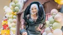 Siti Badriah tampil dramatis dalam gaun bertema fantasi berwarna hitam metalik yang memberikan kesan glamor sekaligus teatrikal dengan model lonh dress bodycon mermaid. [@sitibadriahh]