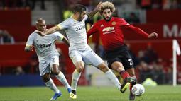 Gelandang Manchester United, Marouane Fellaini, berusaha melewati pemain Derby County pada laga Piala Liga Inggris di Stadion Old Trafford, Rabu (26/9/2018). Manchester United takluk adu penalti 9-10 (2-2) dari Derby County. (AP/Martin Rickett)