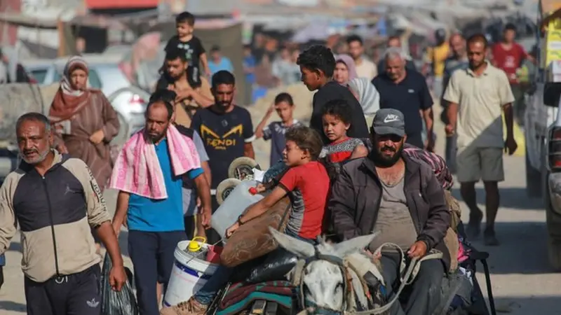 Warga Palestina yang mengungsi meninggalkan Khan Younis bagian barat menuju wilayah di bagian timur kota tersebut setelah laporan pasukan Israel menarik diri dari wilayah tersebut di Jalur Gaza selatan pada 30 Juli 2024. (AFP)