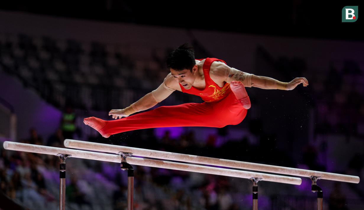Pesenam China, Shi Cong melakukan lompatan pada nomor palang sejajar final aparatus putra Kejuaraan Dunia Gimnastik 2025 di Indonesia Arena, Senayan, Jakarta, Sabtu (25/10/2025). (Bola.com/Bagaskara Lazuardi)