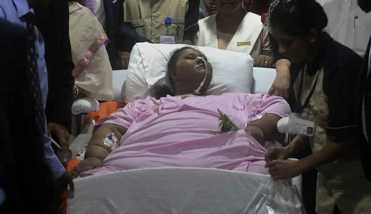 Eman Ahmed Abd El Aty mendapat perawatan di rumah sakit di Mumbai (4/5). Menurut pernyataan rumah sakit, perempuan 37 tahun itu meninggal karena penyakit jantung dan gagal ginjal. (AFP Photo/Str)