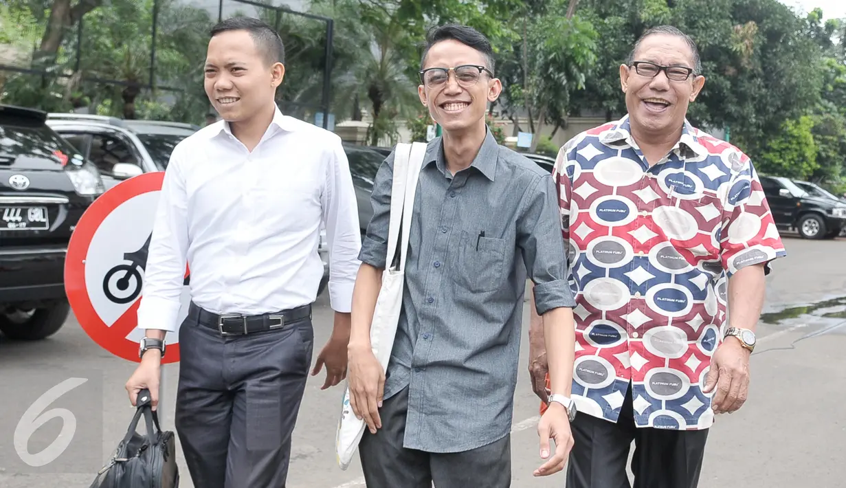 Ario Kiswinar (tengah) didampingi kuasa hukumnya mendatangi Mapolda Metro Jaya, Jakarta, Jumat (14/10). Kedatangan Kiswinar guna dimintai keterangan terkait pencemaran nama baik yang diduga dilakukan Mario Teguh. (Liputan6.com/Yoppy Renato) 