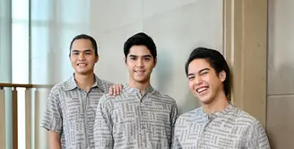 Foto dibuka dengan potret tiga bersaudara ini yang terlihat bahagia. Ketiganya kompak mengenakan baju lebaran sarimbit keluarga yang sama. [@geulis.id]