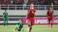 Pemain Timnas Indonesia U-23, Ivar Jenner (tengah), melakukan selebrasi setelah mencetak gol ke gawang Timnas Turkmenistan U-23 dalam pertandingan grup K Kualifikasi Piala Asia U-23 2024 yang berlangsung di Stadion Manahan, Solo, Selasa (12/9/2023). (Bola.com/Arief Bagus)