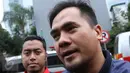 Pedangdut Saipul Jamil memberikan keterangan pers usai saat menjalani pemeriksaan kesehatan di gedung Kedokteran dan kesehatan, (20/2). Saipul Jamil harus menjalani beberapa pemeriksaan dalam kasus pencabulan. (Liputan6.com/Herman Zakharia)