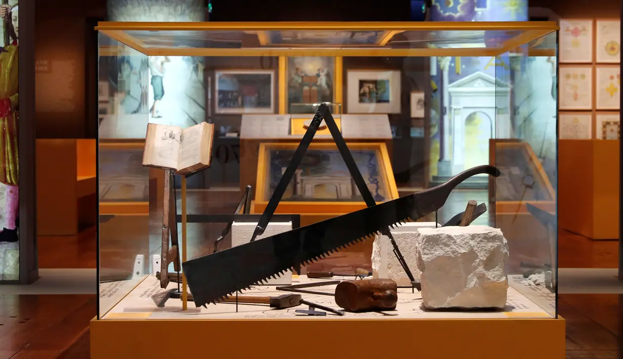 Alat atau simbol Freemasonry terlihat di pameran "La franc-maconnerie" (Freemasonry) di Perpustakaan Nasional Perancis (BnF), Paris, (11/4). Freemasonry adalah sebuah organisasi  pada abad ke-16 hingga awal abad ke-17. (REUTERS / Benoit Tessier)