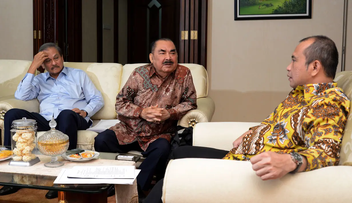 Menteri Desa, PDTT, Marwan Jafar (kanan) berdiskusi dengan Ketua Yayasan Damandiri Haryono Suyono (tengah) usai meluncurkan e-goverment di Kantor Kementerian Desa, PDTT, Jakarta, Selasa (19/1/2016). (Foto: Wahyu Wening/Humas Kemendes, PDTT) 