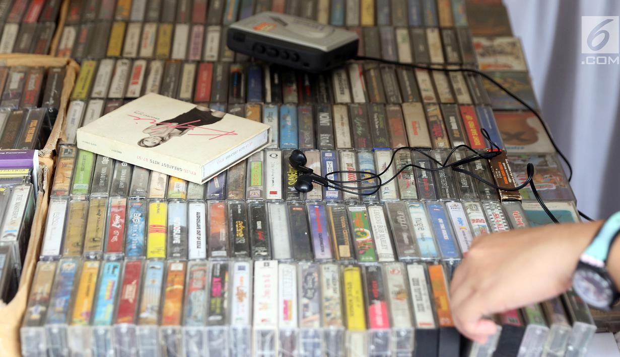 Pengunjung melihat-lihat kaset pitarekaman saat gelaran The 90’s Festival di Gambir Expo Kemayoran, Jakarta, Sabtu (10/11). The 90’s Festival kali ini merupakan yang keempat. (Liputan6.com/Helmi Fithriansyah)