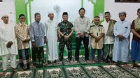 Nurdin Popa (ketiga dari kanan) bersama Dandim 1309/Manado Kolonel Inf Himawan Teddy Laksono SIKOm MTr (Han), dan Jemaah Masjid Imam Bonjol Desa Lota, usai buka puasa bersama pada, Jumat (5/4/2024).