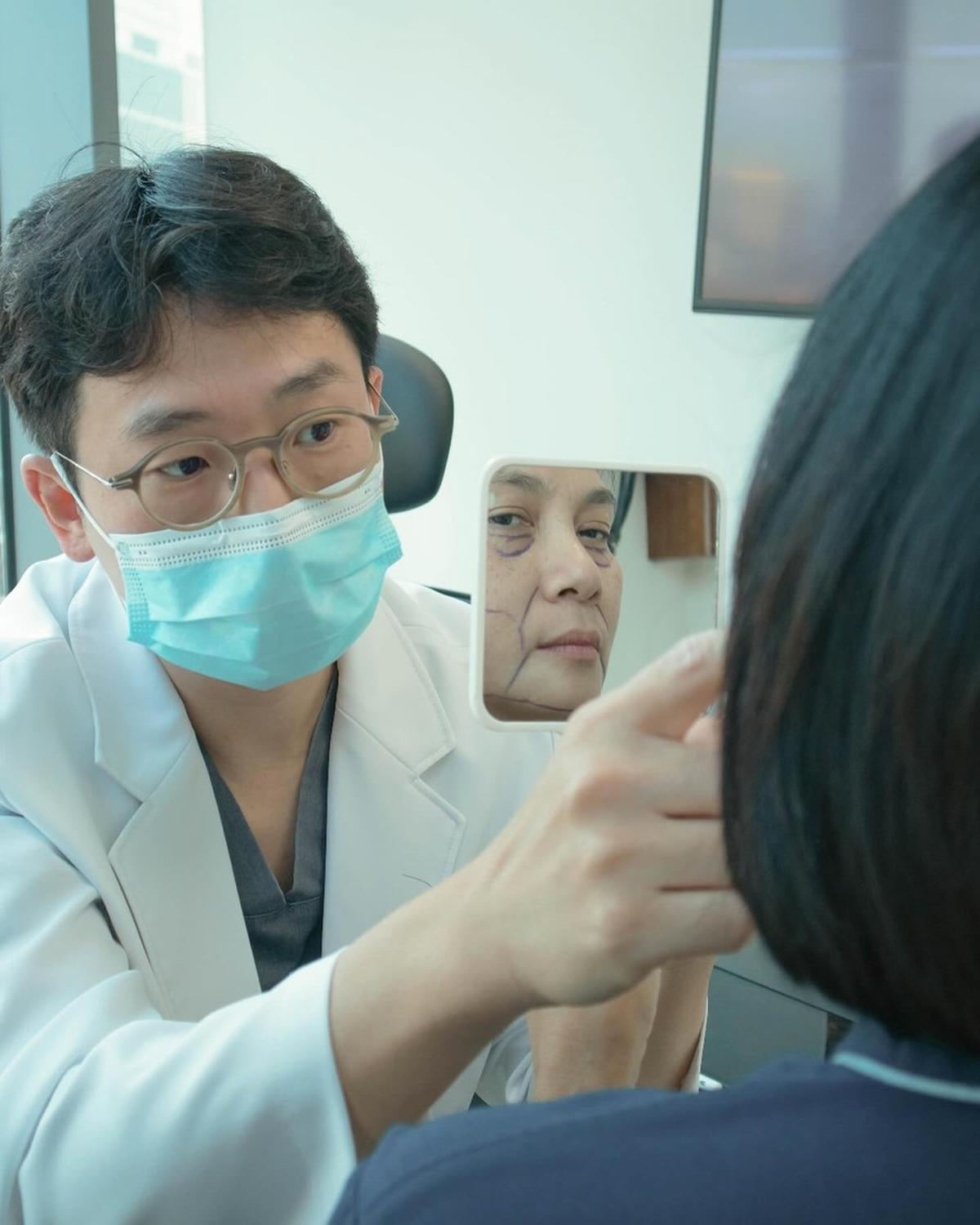 Setelah bertahun-tahun menunda wishlistnya, Dian akhirnya memutuskan untuk menghilangkan kerutan dan mengencangkan kulitnya. Dia sudah menyiapkan diri untuk melakukan tindakan bersama dokter di Korea.<br>