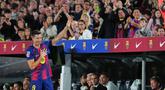 Momen emosional langsung menyelimuti markas Barcelona setelah Robert Lewandowski menyampaikan salam perpisahan kepada para pendukung. (AP Photo/Joan Mateu Parra)