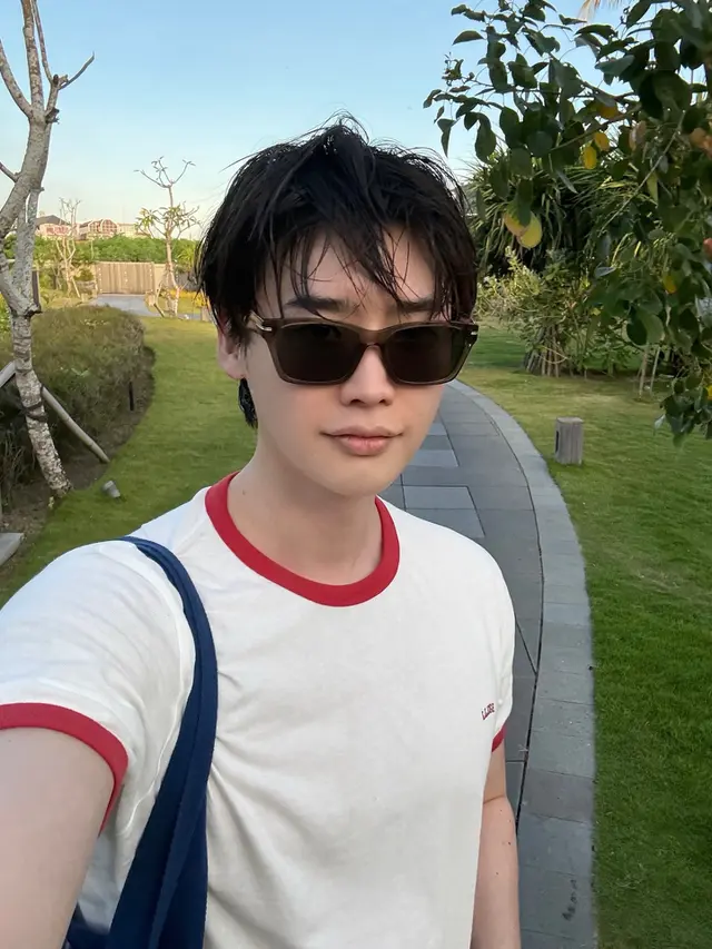 Lee Jong Suk Tampil Bak Turis Lokal Saat Liburan di Bali, Pamer Gaya Santai hingga Otot Kekar di Canggu
