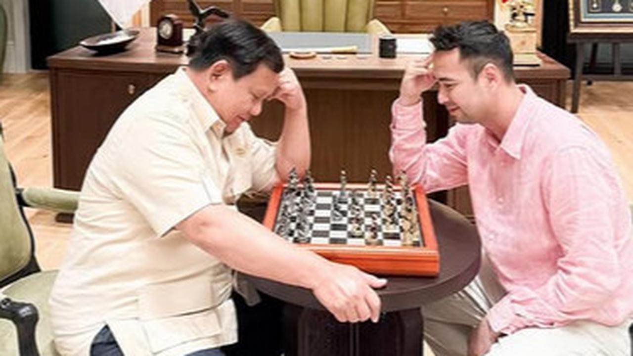 Potret Raffi Ahmad Tanding Catur Bareng Prabowo Subianto, Sebut Permainan Dipenuhi Strategi dan Kebijaksanaan