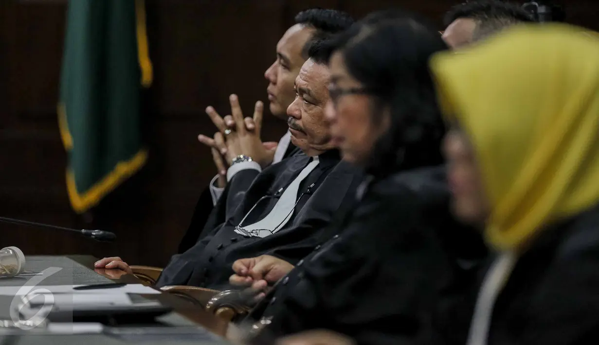 Para penasehat hukum terdakwa Jessica Kumala Wongso menyimak pembacaan putusan pada sidang ke-32 di PN Jakarta Pusat, Kamis (27/10). Ada 377 lembar berkas putusan vonis perkara kematian Mirna yang sudah disiapkan majelis hakim (Liputan6.com/Faizal Fanani)