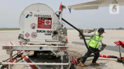 Sementara, untuk penerbangan internasional, PT Pertamina Patra Niaga-Soekarno Hatta Into Plane Service (SHIPS) menyalurkan sebanyak 29.000 kilo liter dengan frekuensi 121 flight per hari. (Liputan6.com/Herman Zakharia)