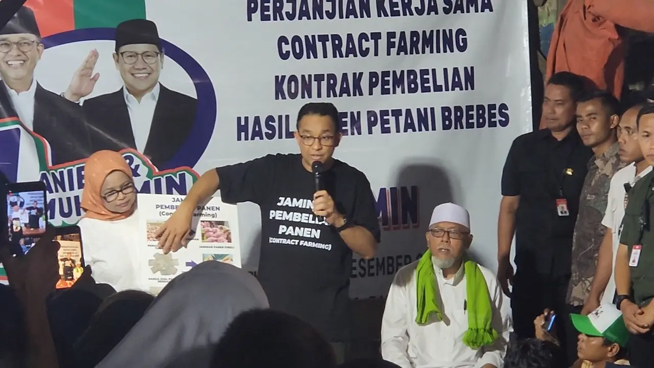 Calon presiden (capres) nomor urut satu, Anies Baswedan, bertemu para petani bawang di Kecamatan Larangan, Brebes, Jawa Tengah, Sabtu 23 Desember 2023