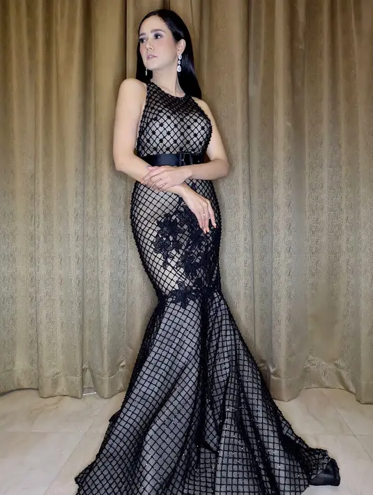 Dengan kemewahannya, Mulan juga sering banget memamerkan betuk tubuhya yang seksi. Seperti dengan gaun hitam berbentuk jaring-jaring ini, Mulan tampak seksi denga tubuhnya yang molek. (Instagram/mulanjameela1)