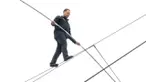 Slackliner ternama kembali menguji adrenalin dengan berjalan di ketinggian tanpa alat pengaman.