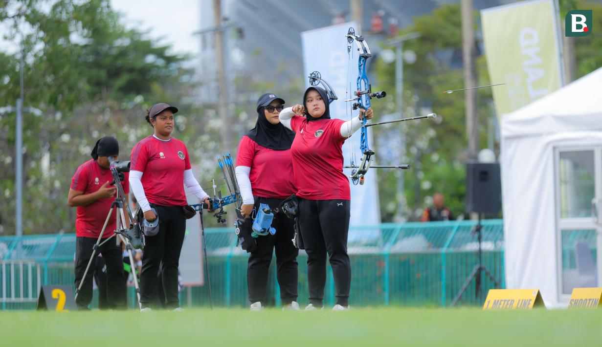 Kemenangan Tim Panahan Putri Indonesia diwarnai dengan momen menegangkan. Ajang tersebut berlangsung di Kompleks Rajamangala, Bangkok, Kamis (18/12/2025). (Bola.com/Bagaskara Lazuardi)
