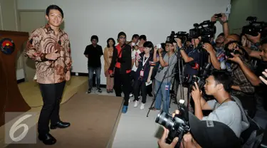 Pembalap Rio Haryanto melakukan sesi foto usai jumpa pers di Kementerian Pemuda Dan Olahraga, Senayan, Jakarta, Rabu (27/1). Rio membutuhkan 15 juta euro (setara Rp227,4 miliar) untuk bisa memastikan satu kursi di Tim Manor. (Liputan6.com/Johan Tallo)