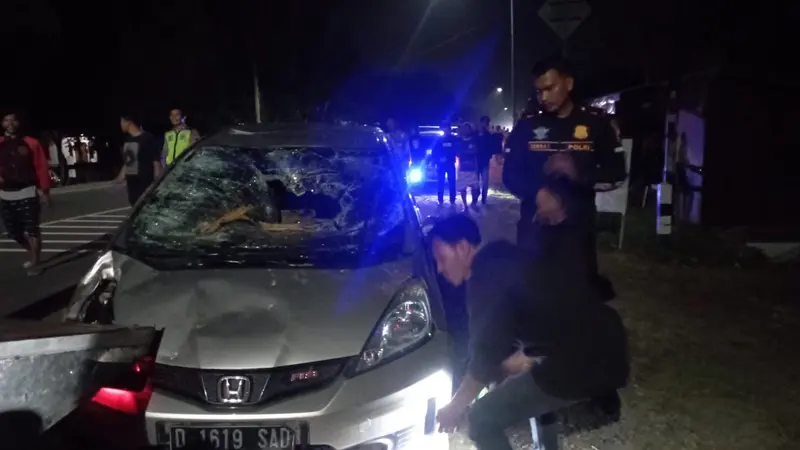 Mobil Honda Jazz dirusak warga di Kebumen karena menabrak nenek pesepeda. (Foto: Liputan6.com/Polres Kebumen)