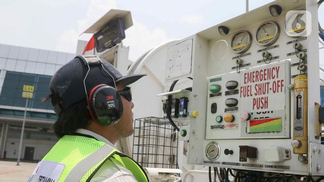 Melihat dan Memahami Proses Pengisian Bahan Bakar Pesawat