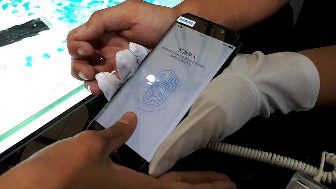 Demonstrasi Pemindai Sidik Jari Under Display Fingerprint Scanning Solution di Purwarupa Smartphone Vivo. Liputan6.com/Agustinus Mario Damar
