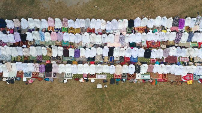 Foto dari udara memperlihatkan umat muslim melaksanakan salat minta hujan (Istisqa) saat kabut asap menyelimuti kota Pekanbaru, di Riau, Jumat (13/9/2019). Ini dilakukan berharap agar Allah menurunkan hujan di Pekanbaru yang terus diselimuti asap dengan kualitas udara yang memburuk. (ADEK BERRY/AFP)