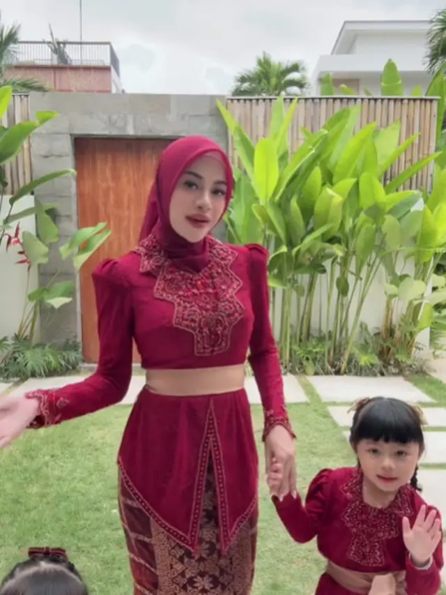 Aurel Hermansyah Pakai Kebaya Bali Hijab (Foto: Tiktok @aurelhermansyahatta)