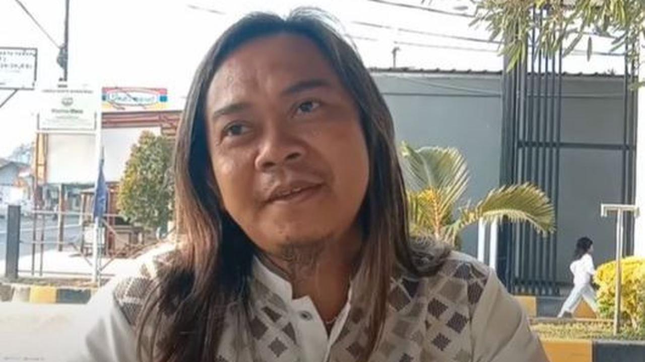 Saat dihampiri oleh perekam video, Musa sempat bingung dan tak tahu tengah melakukan apa di pinggir jalan.
