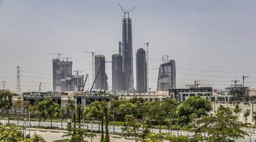 Gambar ini diambil pada 3 Agustus 2021 menunjukkan pemandangan gedung pencakar langit "Menara Ikon" (tengah) dan pekerjaan konstruksi lainnya yang sedang berlangsung di "distrik bisnis dan keuangan" megaproyek "Ibu Kota Administratif Baru" Mesir, sekitar 45 km timur Kairo. (Khaled DESOUKI/AFP)