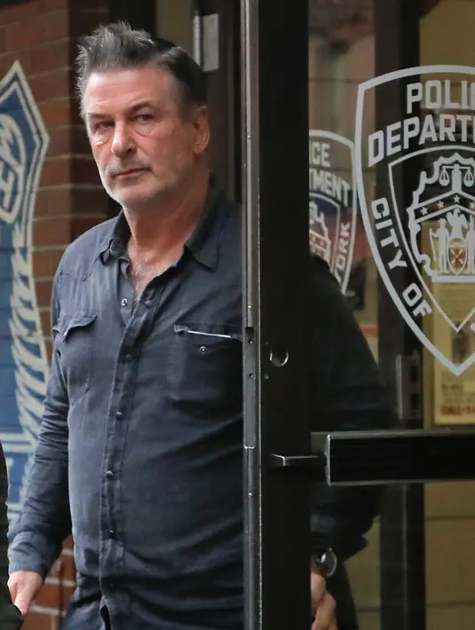 Aktor Alec Baldwin berjalan keluar dari Kantor Polisi New York, Jumat (2/11). Aktor sekaligus paman Hailey Baldwin itu sempat ditahan usai terlibat dalam pekelahian dengan seorang pria dewasa saat sedang memperebutkan tempat parkir. (AP/Julie Jacobson)