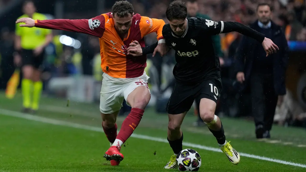 Pemain Galatasaray Baris Yilmaz (kiri) berusaha menghentikan pergerakan pemain Juventus Kenan Yildiz