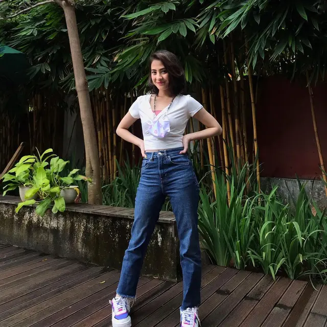 Cropped cut jeans Zara Adhisty