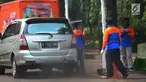 Petugas saat melakukan uji emisi mobil di Kalibata, Jakarta, Rabu (24/7). Uji emisi kendaraan di lakukan untuk kadar kualitas udara perkotaan, seiring meningkatnya volume kendaraan bermotor di kota-kota besar. (Merdeka.com/Imam Buhori)