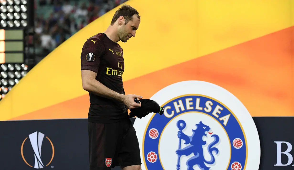 Reaksi kecewa kiper Arsenal, Petr Cech setelah dikalahkan Chelsea pada laga final Liga Europa 2018/2019 di Baku Olympic Stadium, Baku, Azerbaijian, 29 Mei 2019. Cech hengkang dari Chelsea pada 2015 setelah menerima pinangan sang rival sekota, Arsenal dengan harga 14 juta euro. (AFP/Kirill Kudraytsev)