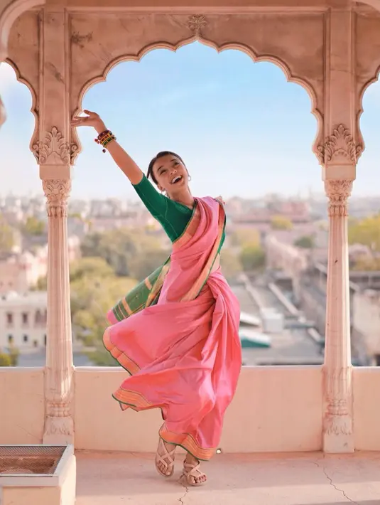 Begini gaya Nadia saat menari layaknya film Bollywood di City Palace, Jaipur. Kecantikan wanita pemain ' Akibat Pernikahan Dini' ini sukses bikin jantung netizen berdebar. Tak hanya pakaian, muali dari gaya rambut dan aksesoris semuanya menyempurnakan penampilannya.(Liputan6.com/IG/@nadiasoekarno)