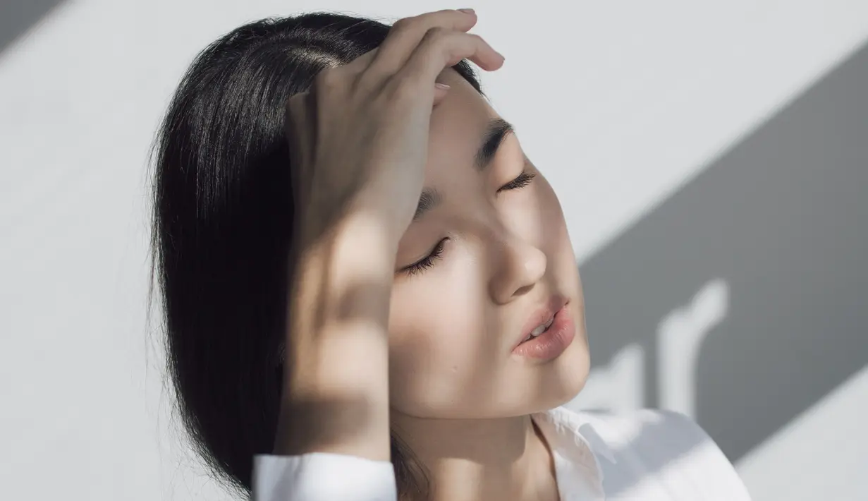 Vitamin C membantu menghalangi radikal bebas dan menghambat proses enzimatif yang menghasilkan melanin pada kulit sehingga dapat membantu mengurangi warna gelap pada kulit. Vitamin C juga mencerahkan hingga mengatasi flek hitam. (Unsplash/Aiony)