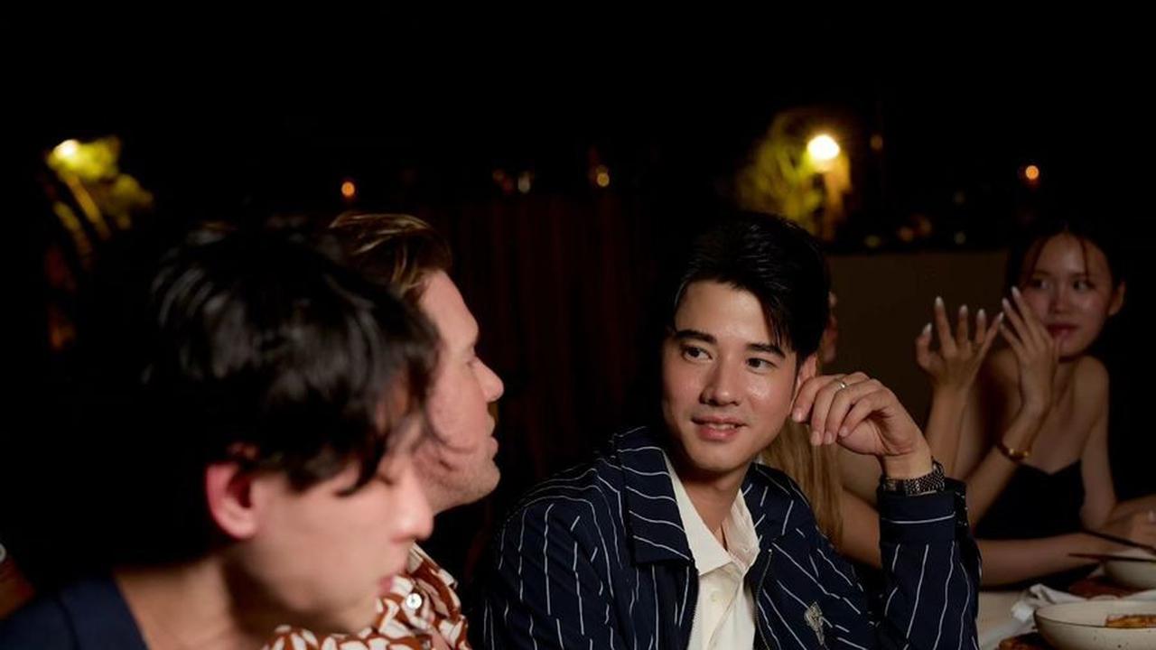 &nbsp;Mario Maurer terlihat menawan dengan tatapan matanya yang memikat