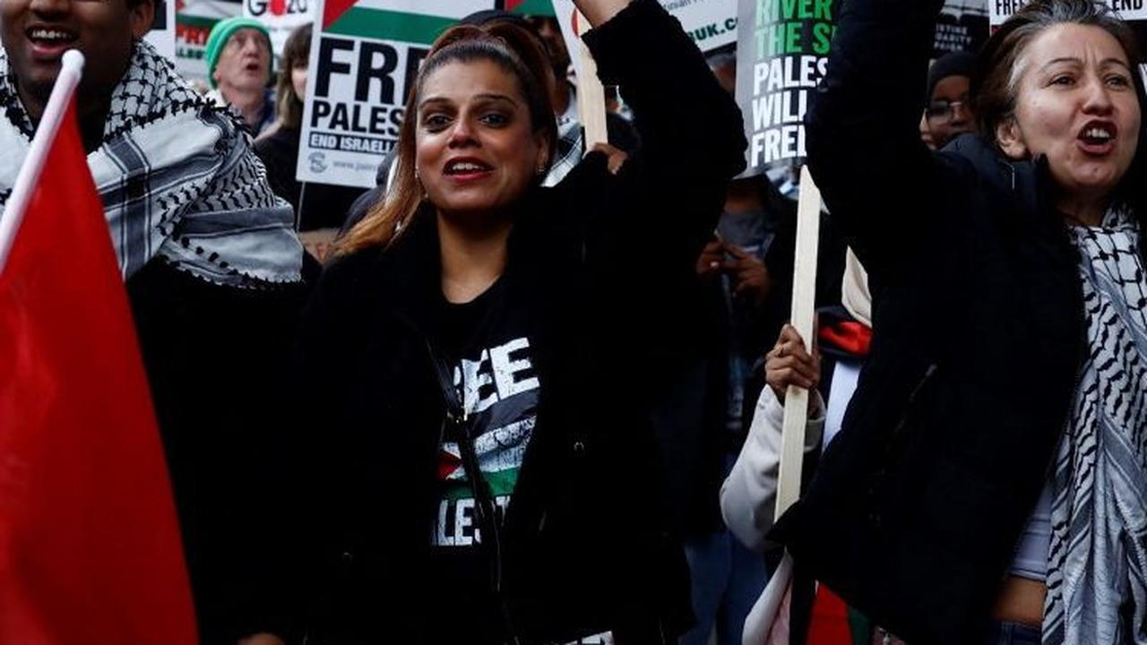 Pengunjuk rasa membawa berbagai poster seruan kemerdekaan Palestina saat menggelar aksi solidaritas untuk Palestina di London, Inggris, pada 28 Mei 2024.&nbsp;Foto: Benjamin Cremel/AFP